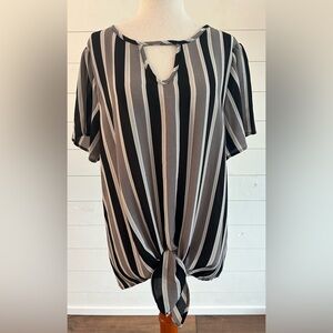 NWT! KAILEIGH GRAY AND BLACK STRIPED BLOUSE WITH KEYHOLE DETAIL
SIZE: LARGE